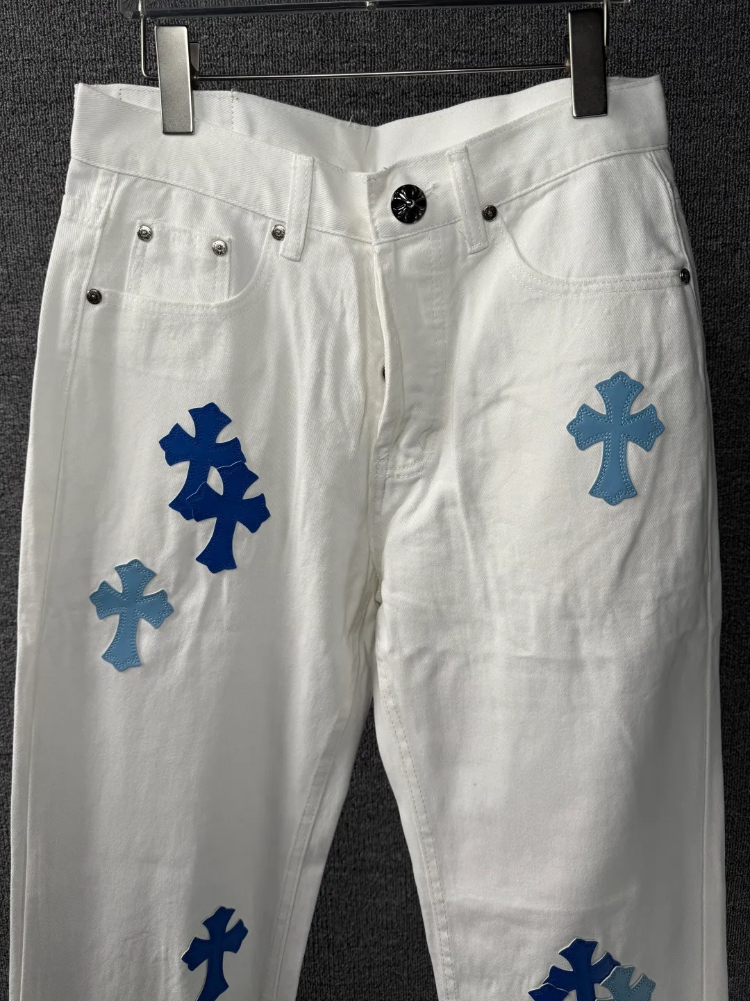 P230 💰 (Top version) Chrome Hearts/Chrome Hearts Classic white and blue series colored leather cross washed color fabric unisex denim trousers Vibe style straight stacked god-level version Carbon fine bias denim color cloth Old vintage full set of hardware - Chrome Hearts white cow series The high version uses high-ounce customized fabrics, fermentation washing and soft color fixation, soft and thick to wear, the details are all made by hand-polished craftsmanship, all-over printed jacquard fabric Unique design style. Through multiple processes to create a full retro feel. Unique niche non-contrast shirt. Customized distressed spray-painted buttons. Craftsmanship in every detail. Color: white and blue. Size: 28-30-32-34 (corresponding to S-M-L-XL)